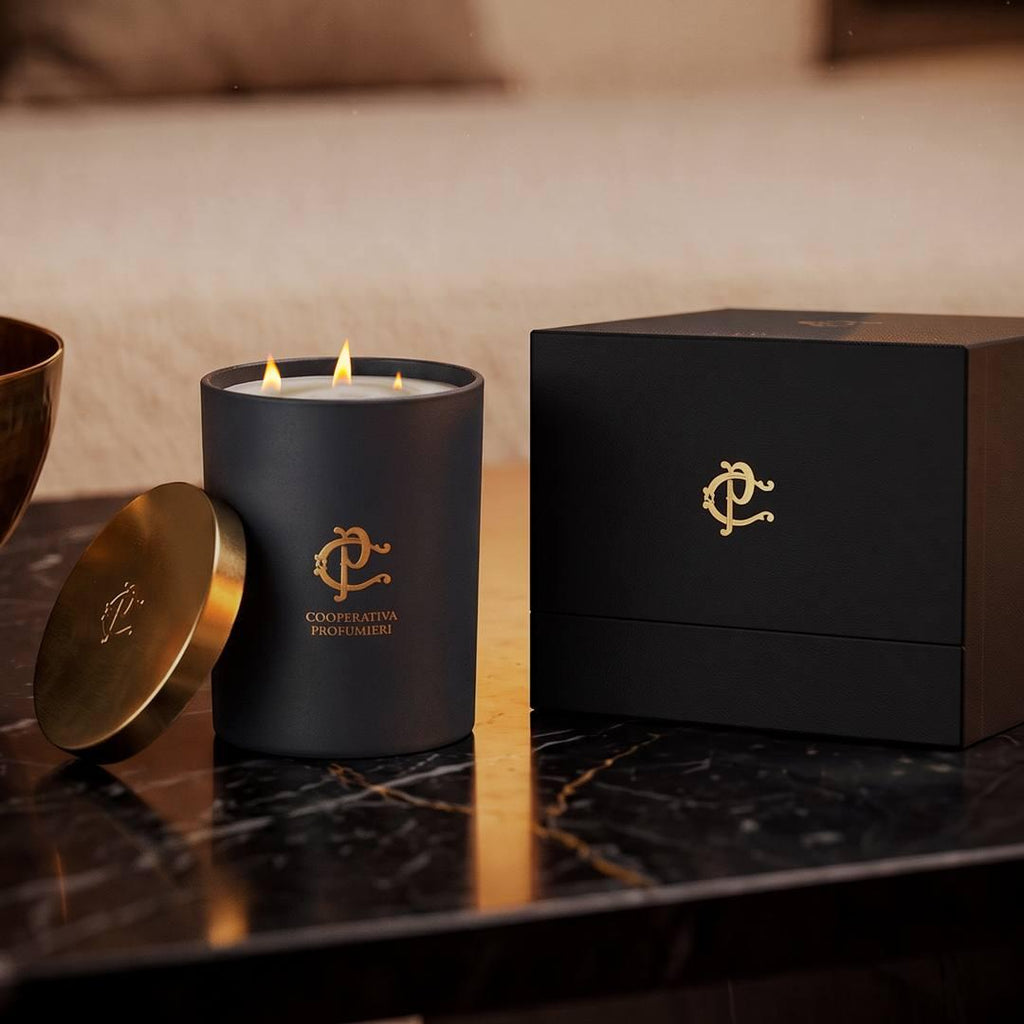 NOIRÉ – Bougie parfumée Sweet Woods | Cooperativa Profumieri